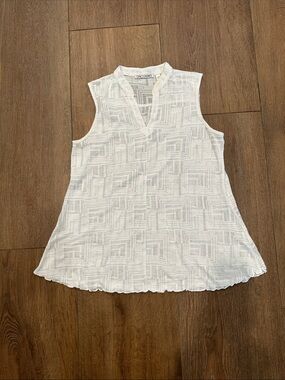 Snoskins White Sleeveless Textured V-Neck Top. Size L.